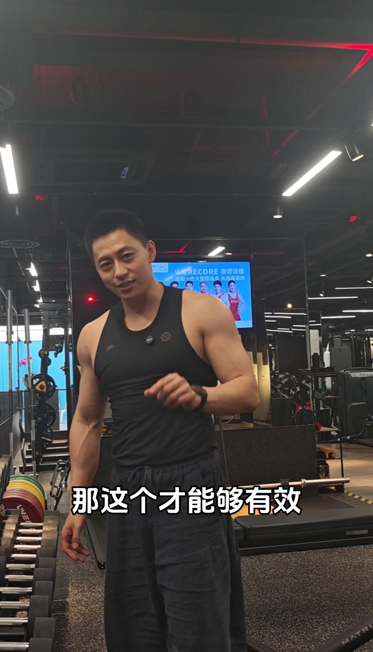 哑铃颈后臂屈伸别再直着做了，上斜30度一摆，三头肌长头直接被拉满，不靠重量靠角度