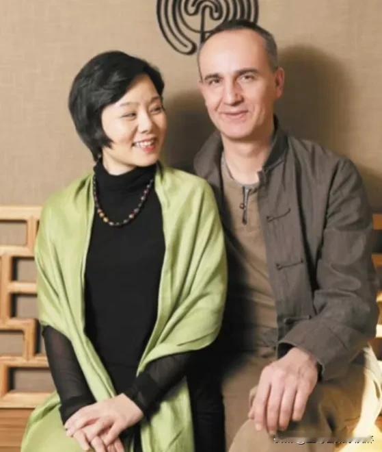 #龚琳娜离婚#
龚琳娜居然离婚了，她和她老公老锣都结婚二十年了，孩子也有两个，没