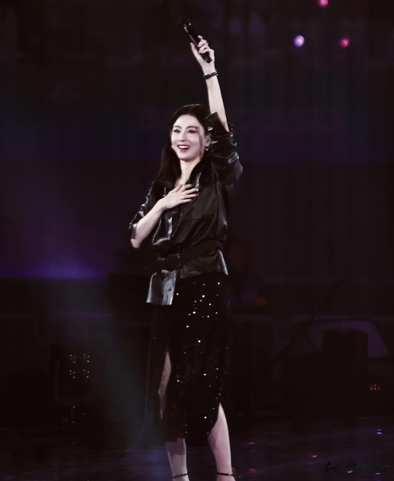 张柏芝开演唱会了吗？不过状态好像不太好，听说当时还在发烧，所以脸上看着有点肿，还