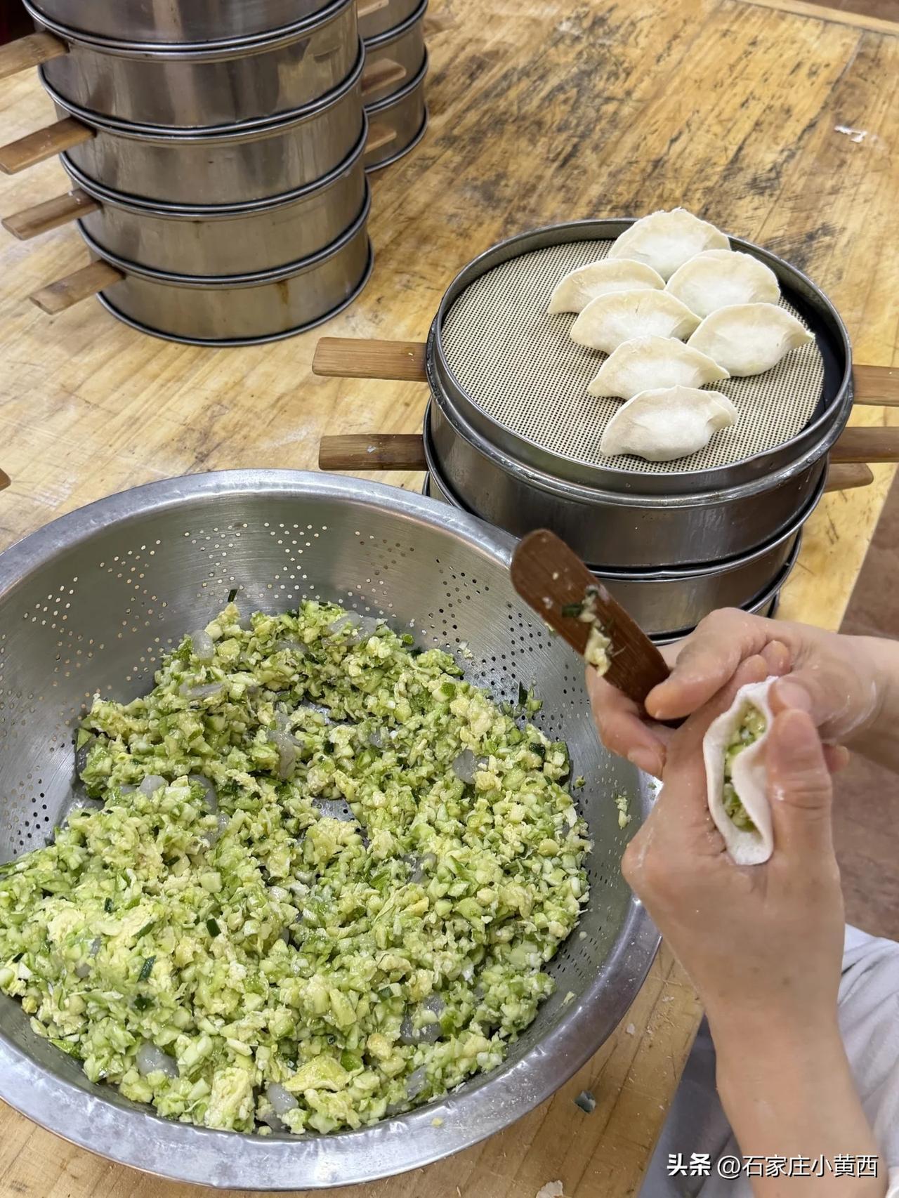 秋日生活打卡季点菜区和厨房都是明档的！能看见阿姨在手工现包蒸饺！石家庄这家店把干