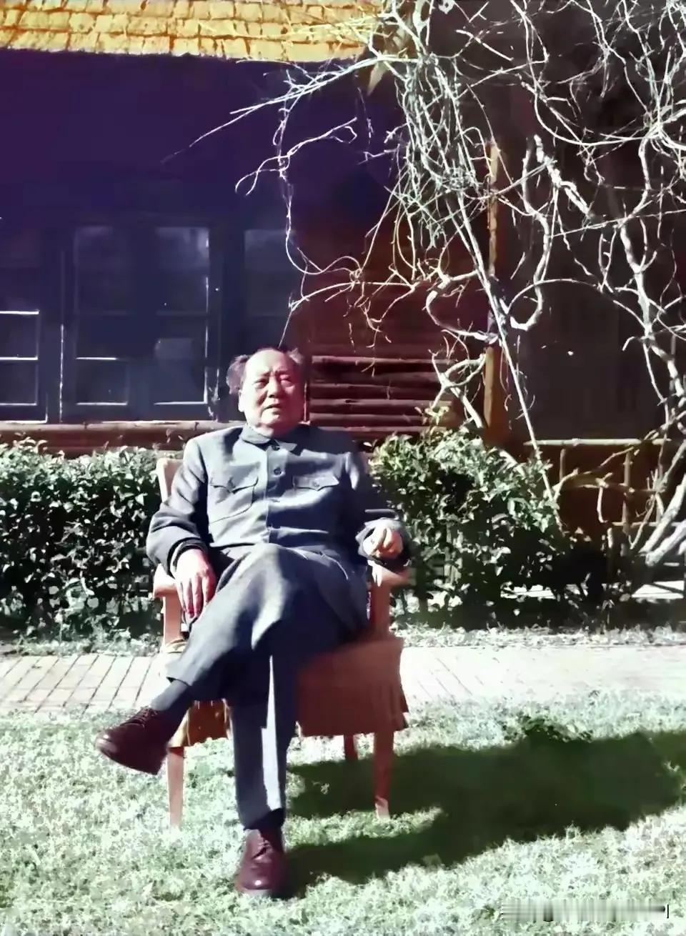 为什么这个老头儿至今还深受那么多人的喜爱和追崇？古今中外，人间罕见。世上没有无缘