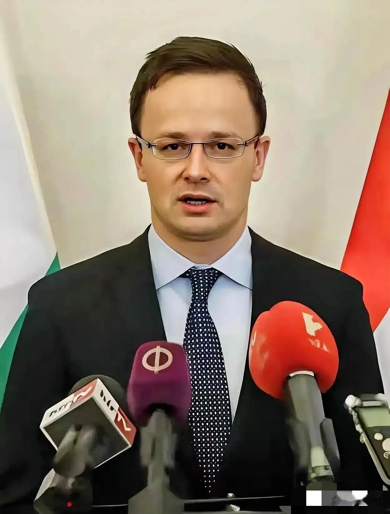 匈牙利传来消息！
3月12日，匈牙利外长西雅尔多突然发声，紧急呼吁乌克兰立即停止