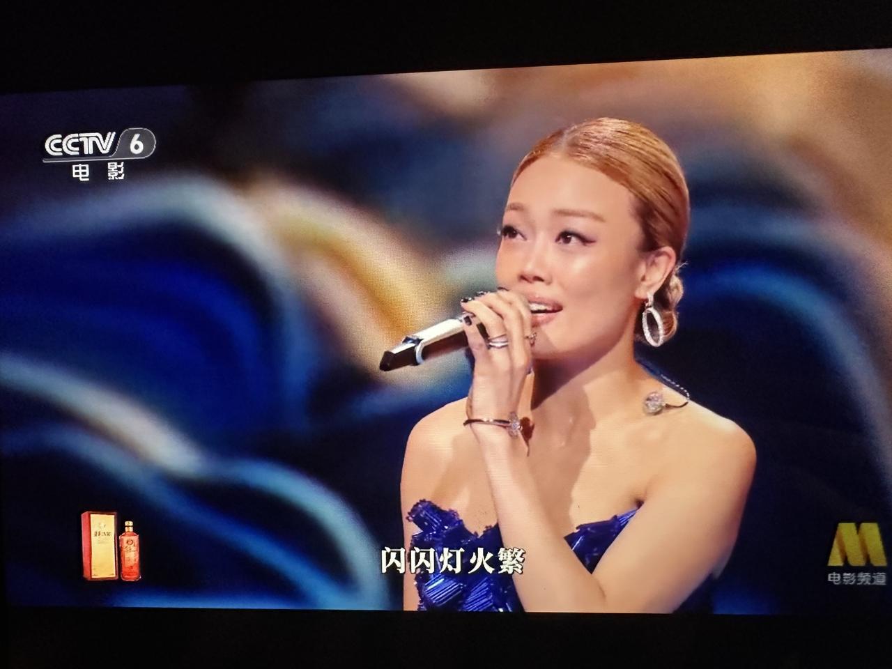 容祖儿、周笔畅这一组还是不错的。
今晚的湾区直播晚会就是一场唱功大考。
谁唱的好