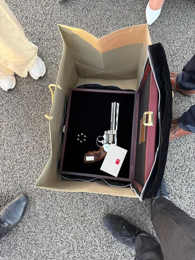 据报道，比利时首相巴特·德韦弗在北约峰会期间，不知情地将土耳其总统埃尔多安赠送的