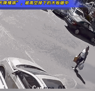女子买菜回来时，正好一块木板被风吹了下来，砸重女子提的菜兜后，拍倒了女子。
这块