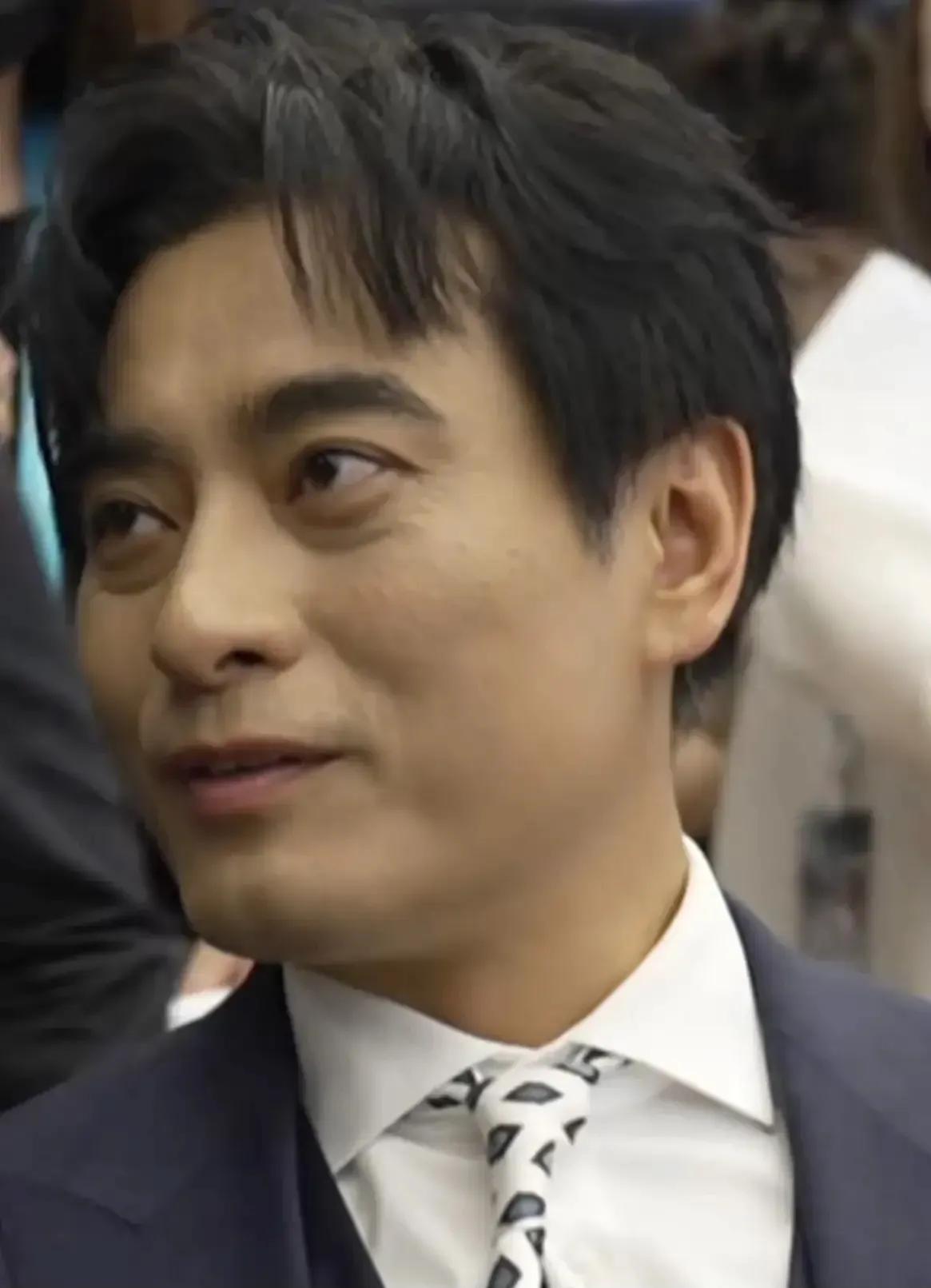 陈龙的浓眉大眼和五官立体，展现出他的男人味和真实感，虽然同时出现了眼袋和皱纹，但