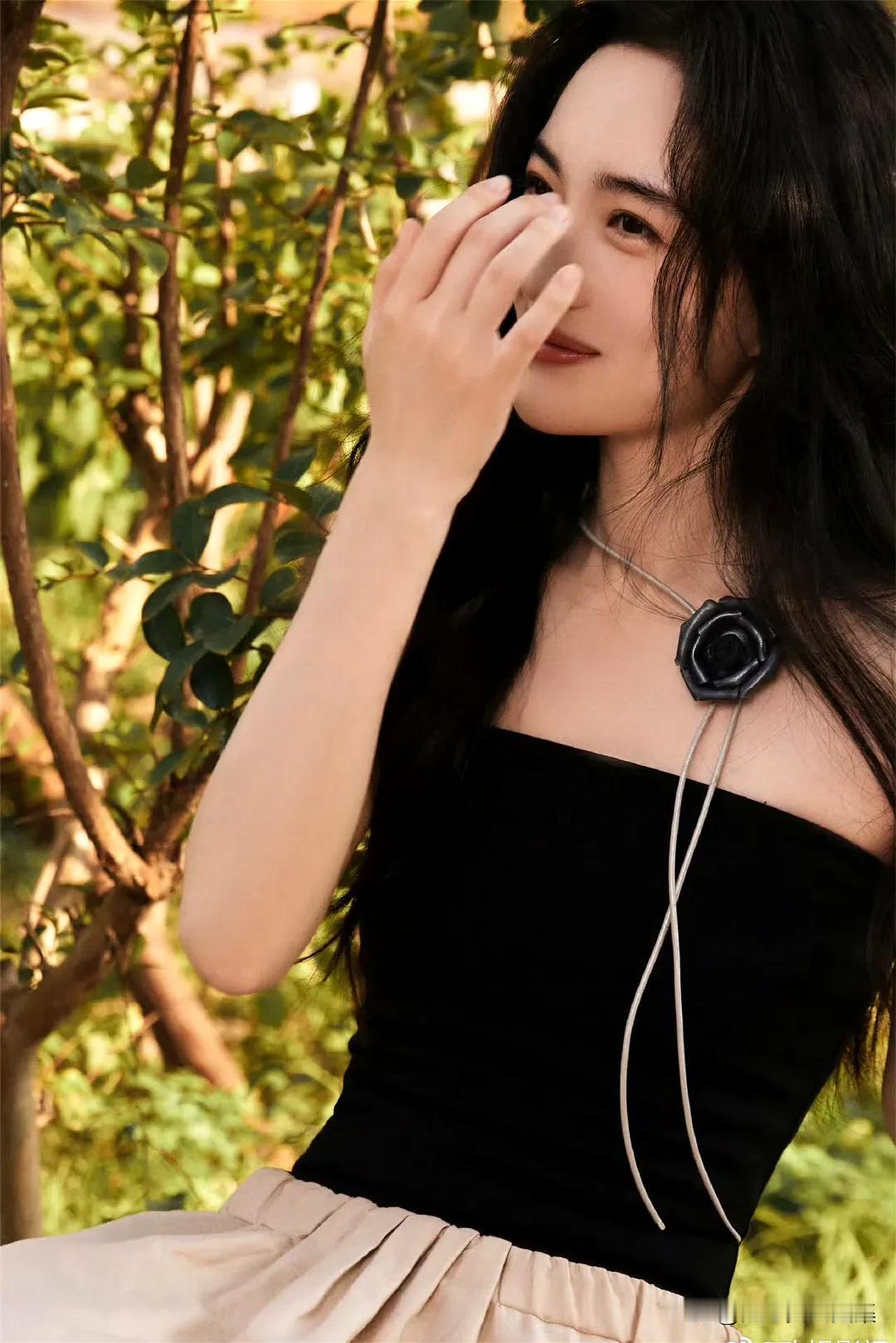 赵嘉敏儿生日写真释出，真是太养眼了！这妹子1998年出生于广东深圳，毕业于中央戏