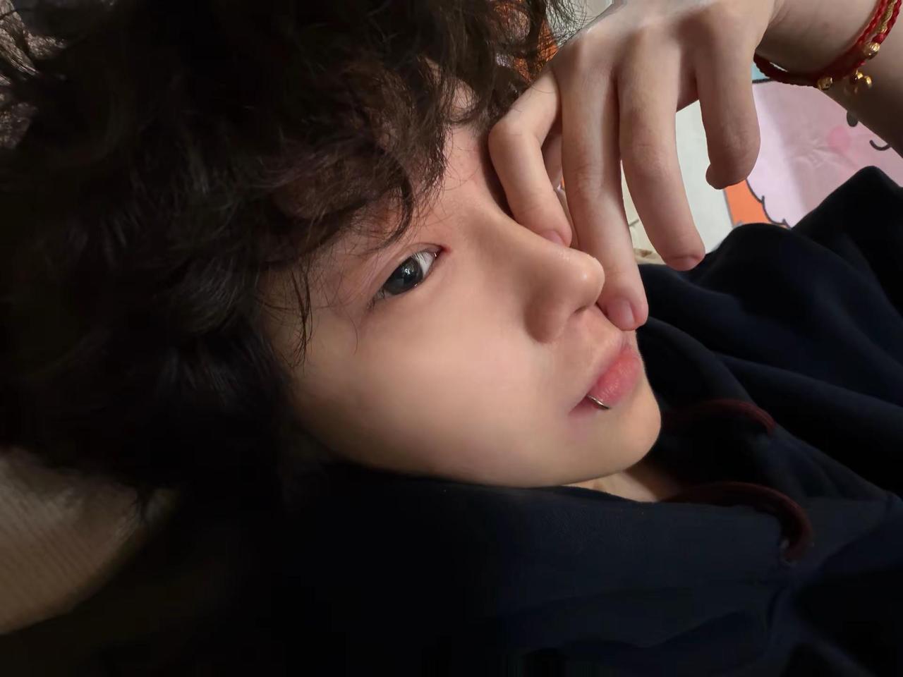 本来想借个火的 但是看到你弯弯的睫毛圆嘟嘟的脸 算了 借个以后吧 wlw