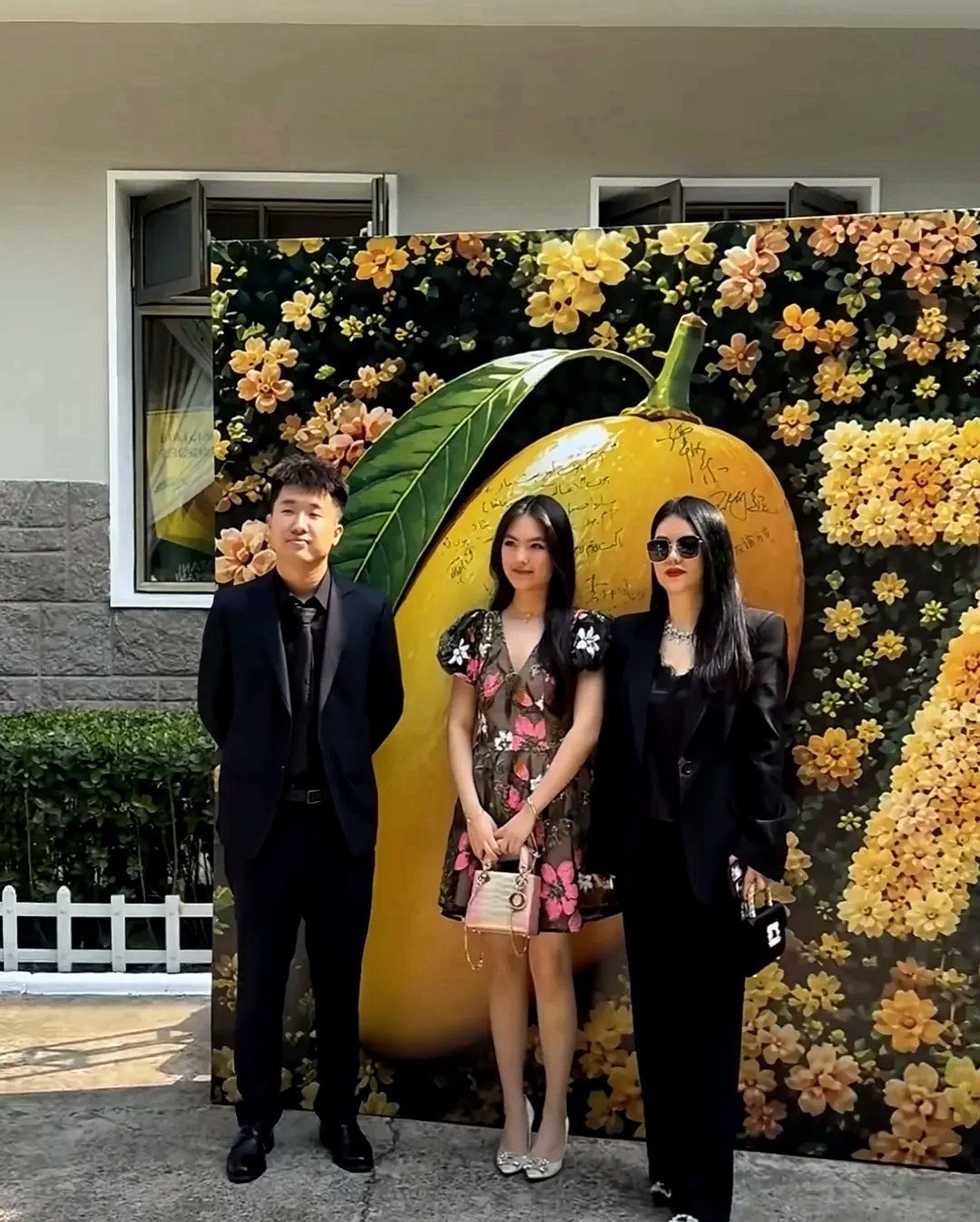 李湘带着女儿王诗龄现身活动，好久没在网上露面的王诗龄，真是女大十八变 