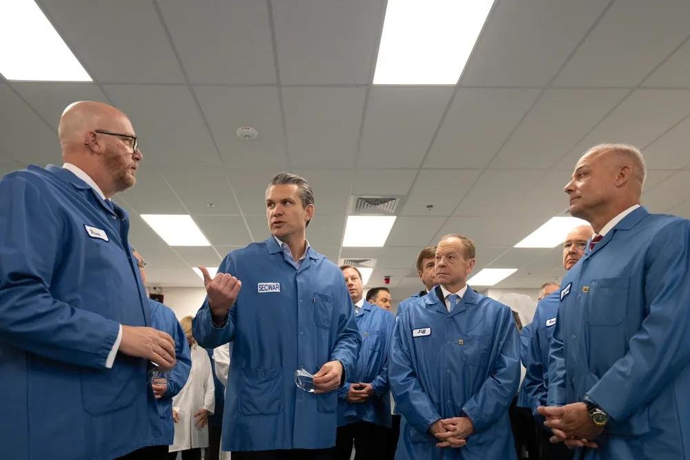 2025年12月12日，美国国防部长皮特·赫格塞斯于在阿拉巴马州亨茨维尔的喷气机