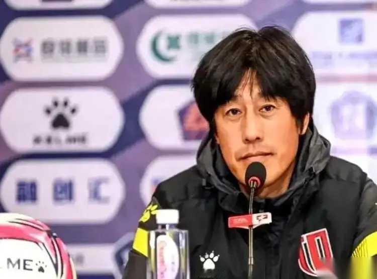 中超教练工资有多高？
成都蓉城的教练徐正源，一年拿280万美元。
而德甲汉堡主帅