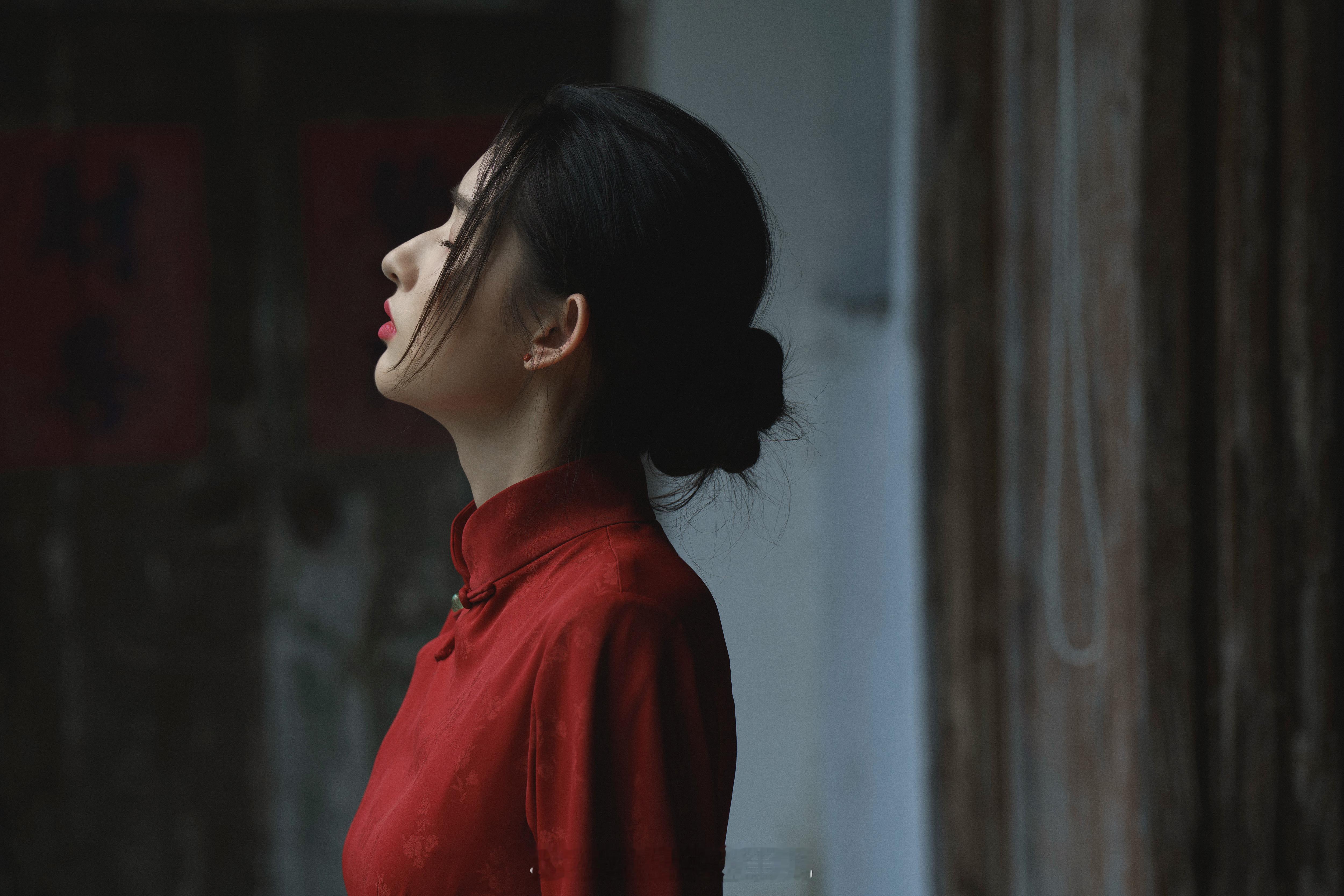 王玉雯无声反抗太带感了 王玉雯的陈菜菜太有代入感！被逼订亲切西瓜，把愤怒全藏在刀
