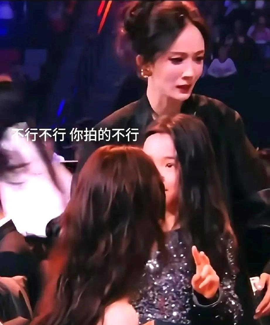 娱乐圈最高危的谎言叫“姐妹情深”。
可杨幂和董璇，把这场戏从2017年演到了现在