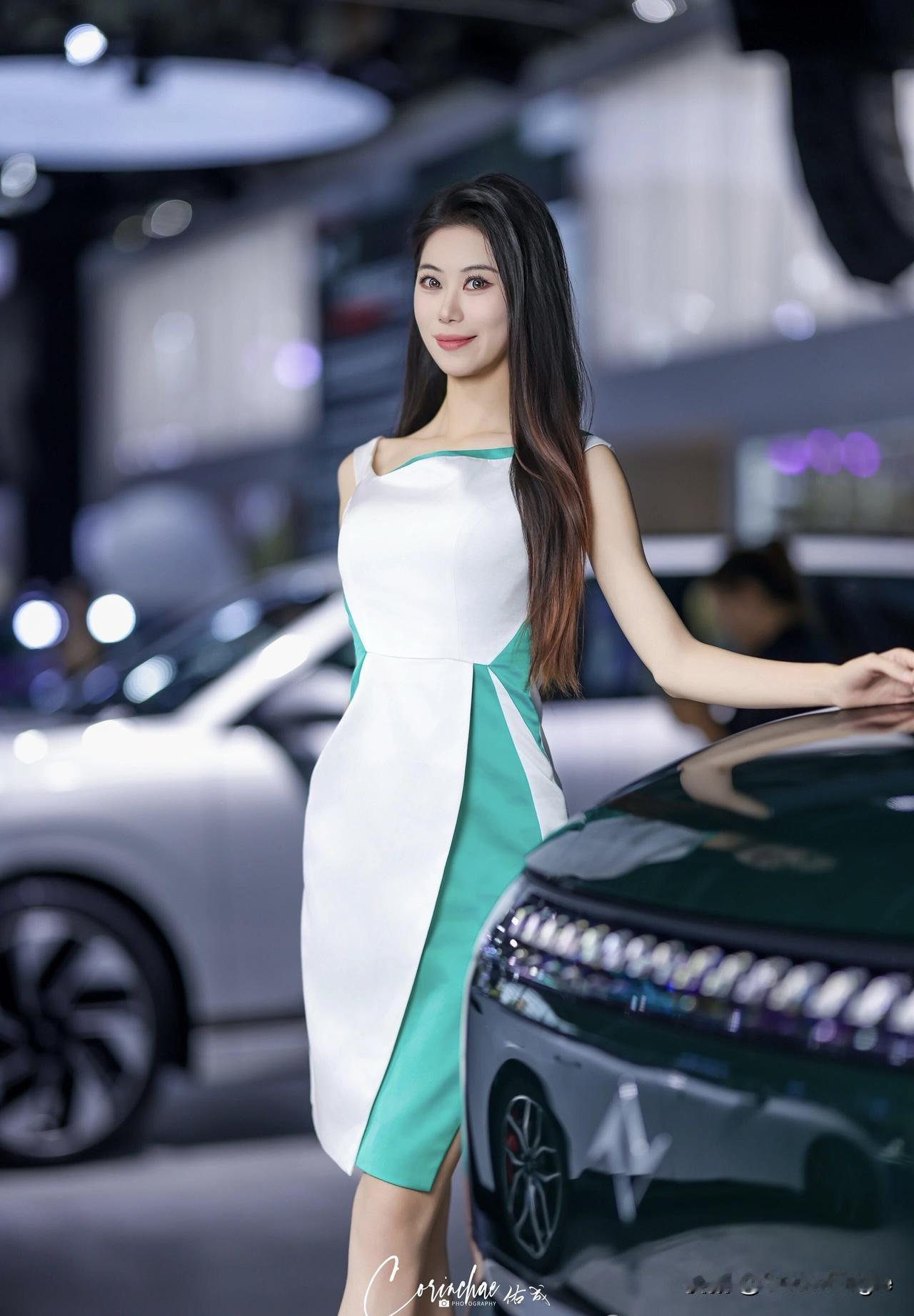 绿衣美人倚，车旁笑语生。