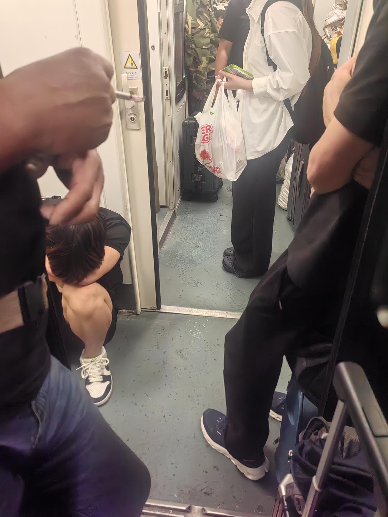 今天火车上人真多，看来大家跟我一样，都想省点钱。绿皮火车忒便宜，烟台到青州才不到