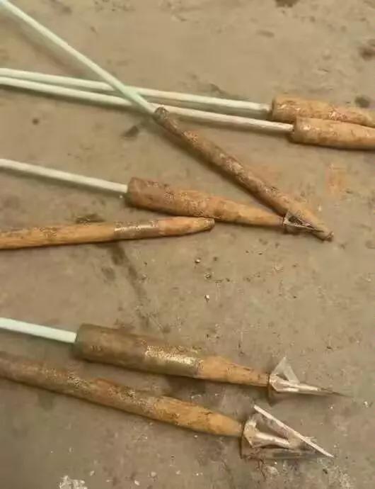 天上掉下了铁箭，养猪场的噩梦开始了！俄乌战场都知道吧，用无人机扔下炸弹听说过吧。