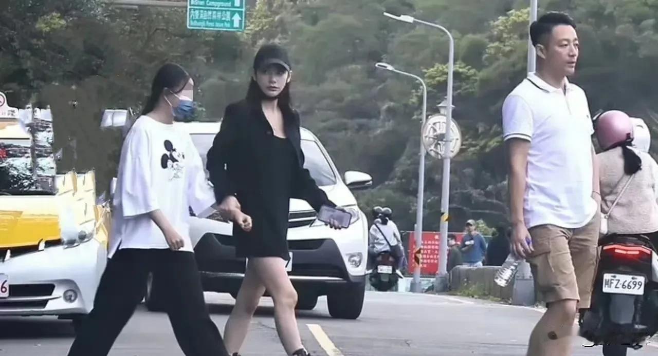 哈哈哈，看来很多网友都不是很喜欢马小梅呀，因为大s的两个小孩子，自从跟了汪小菲夫