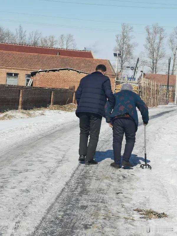 姥爷去世了
大姨二姨三姨都在陪陵谢孝
不幸的是二姨的婆家打来电话说二姨的婆婆去世