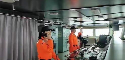 笑不活了！台海巡船在东沙被我海警船堵得动弹不得，急眼了居然对着我们喊："你们回去