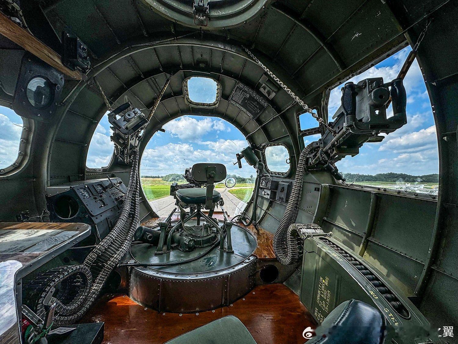 B-17飞行堡垒的机头内部 ​​​