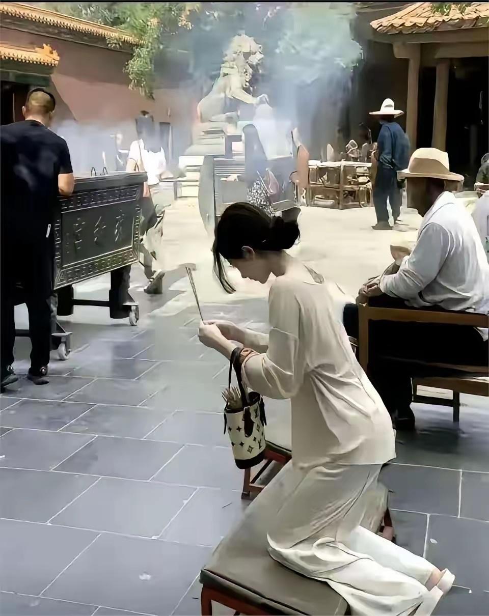 你告诉我，她都是这样打扮的，手里拿着LV，还烧香拜佛，需要求什么？ 