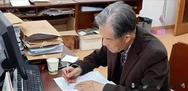 中国作家、诗人的出路在哪? 中国作家、诗人的出路其实挺多元的。
作家可以走传统出