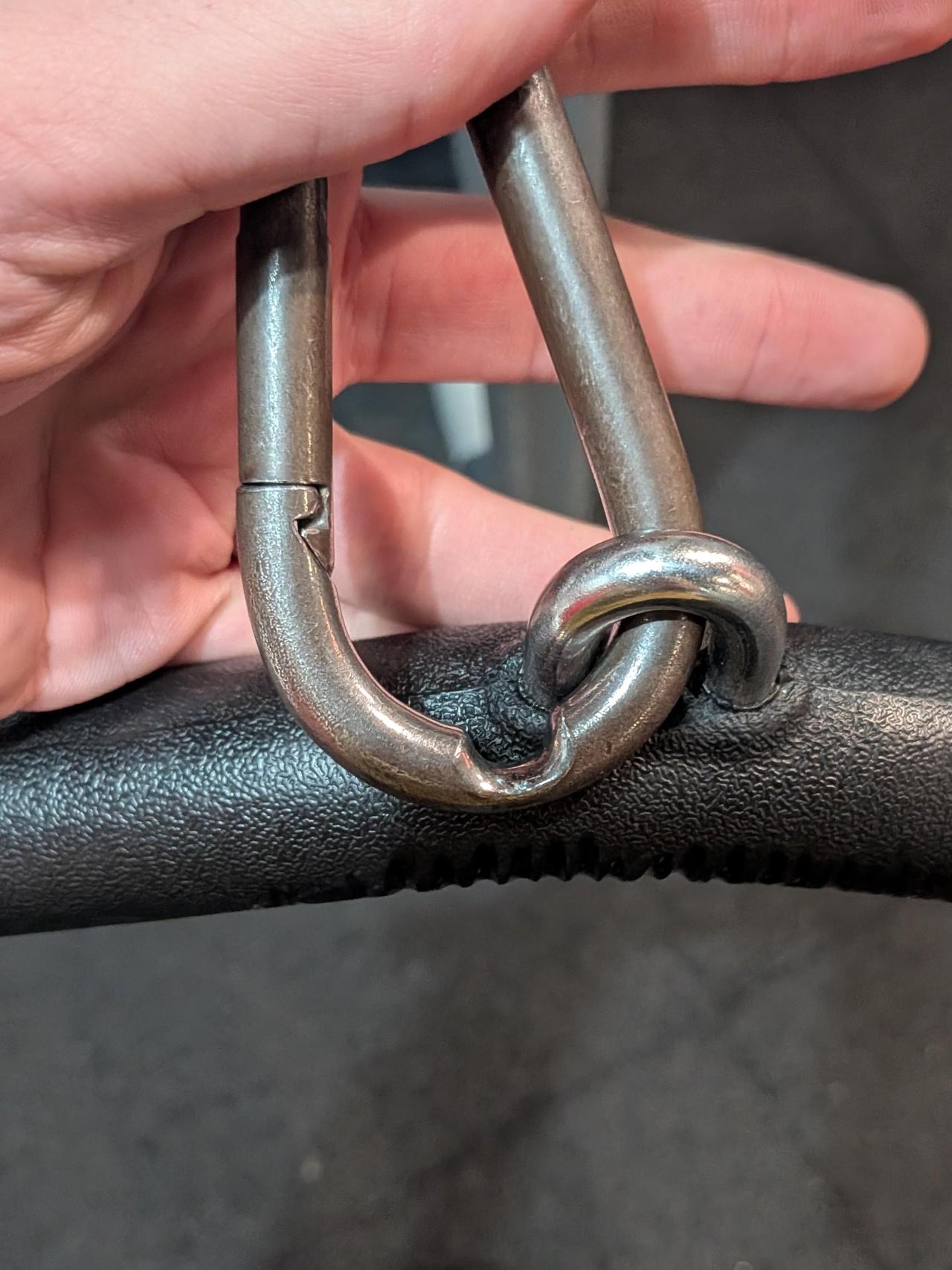 健身房登山扣因日常使用严重磨损，金属表面已出现明显凹槽，断裂风险高。发帖网友指出