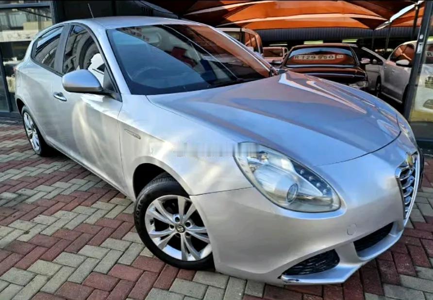 阿尔法罗密欧 Giulietta，这玩意是2012年在南非上的牌，跑了21.4万