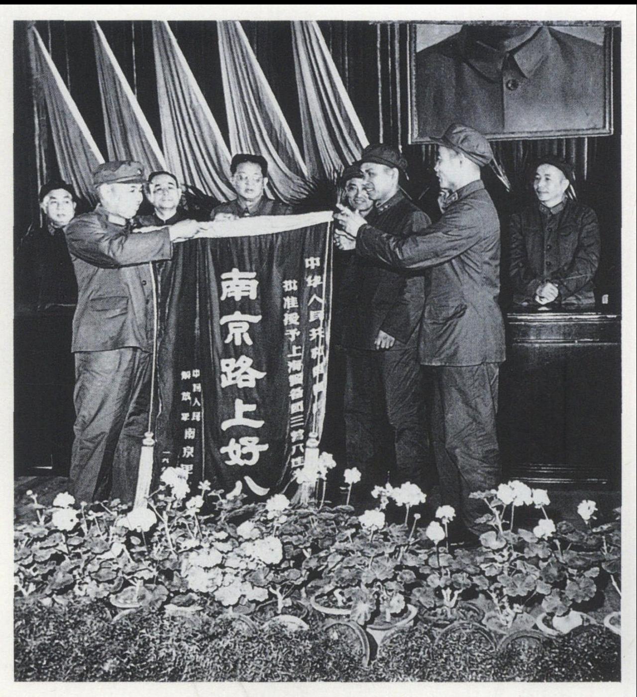 谈谈南京路上好八连和《霓虹灯下的哨兵》
南京路上好八连，在我军各基层组织中，原本