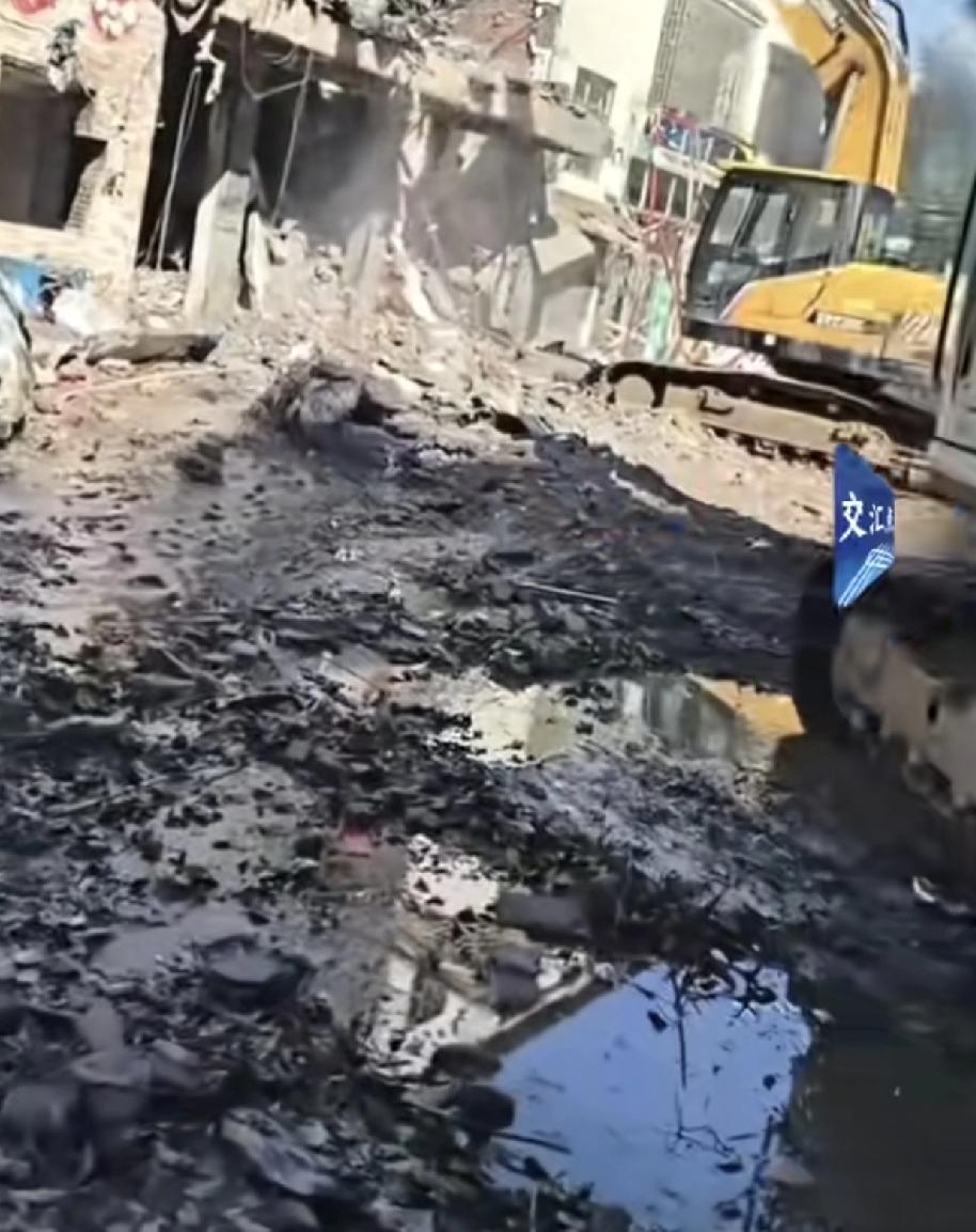 郴州的烟花爆竹老板以死明志这个事折射出一个问题，这么大个安全隐患没有第一时间拆出