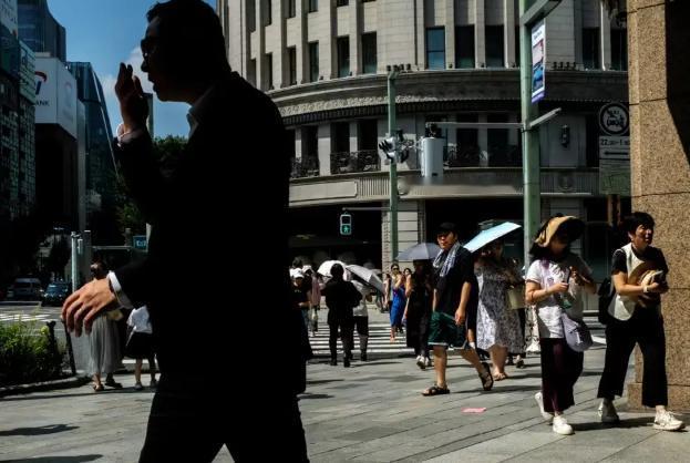 穿短裤上班的背后：日本的能源命脉，正被中东掐在手里
日本职场向来以西装革履为傲，