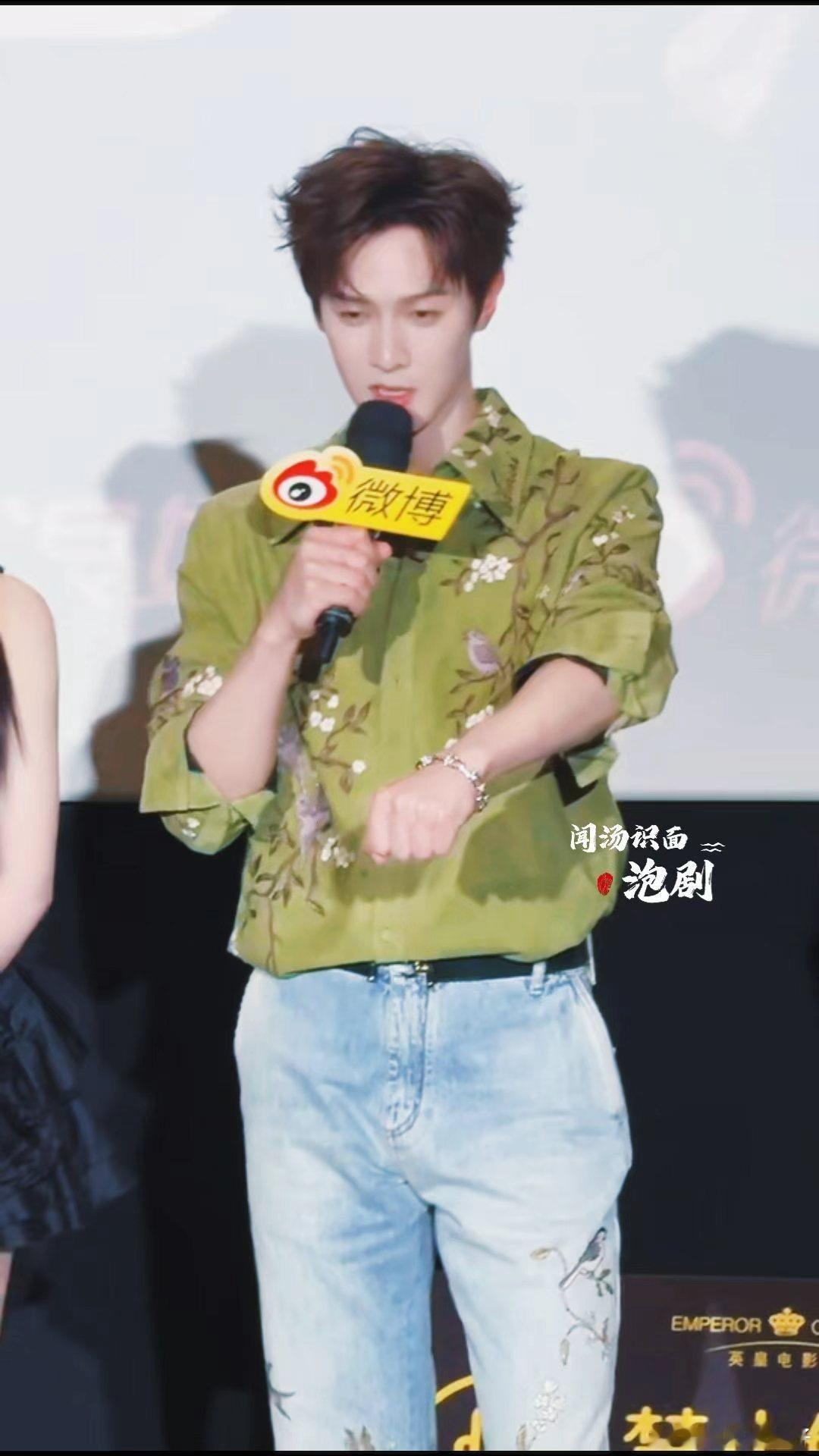 一喊小林李昀锐就切号上班李昀锐果然反差感十足，而且喊小林就立刻上班！这切换速度也