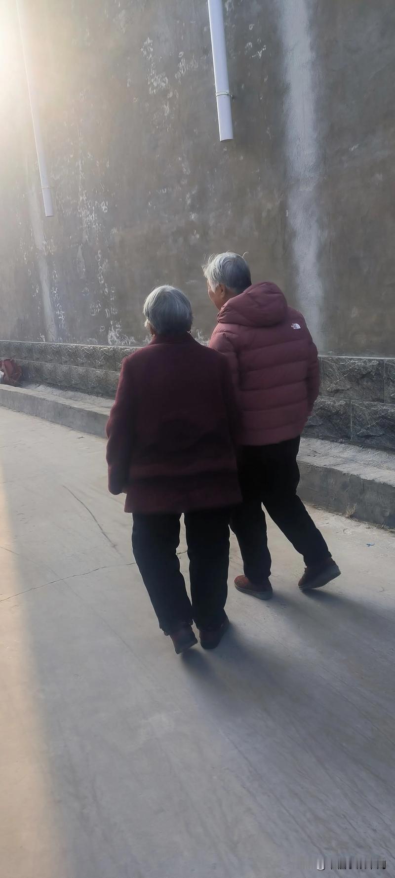 父母花光卖房钱让女儿养老该答应吗不答应也不是女儿的错。父母为了潇洒连房子都卖了，