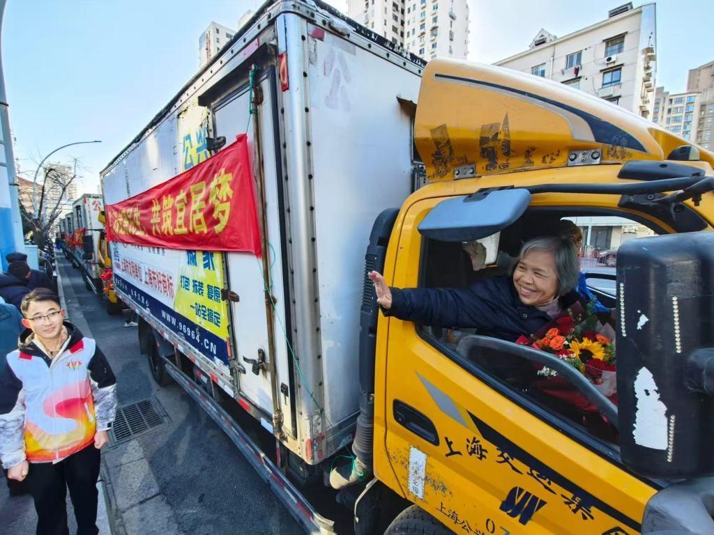 今天清晨，上海静安区芷江西路街道中兴路1377弄暖意融融，伴随着激昂的腰鼓点，8