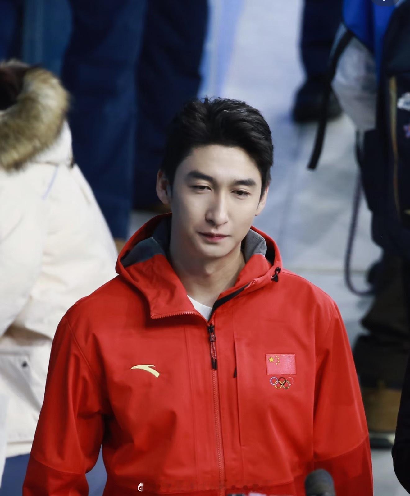 不说的再见武大靖带着不服输的劲奔赴米兰武大靖以另一种方式奔赴米兰，眼神坚定 