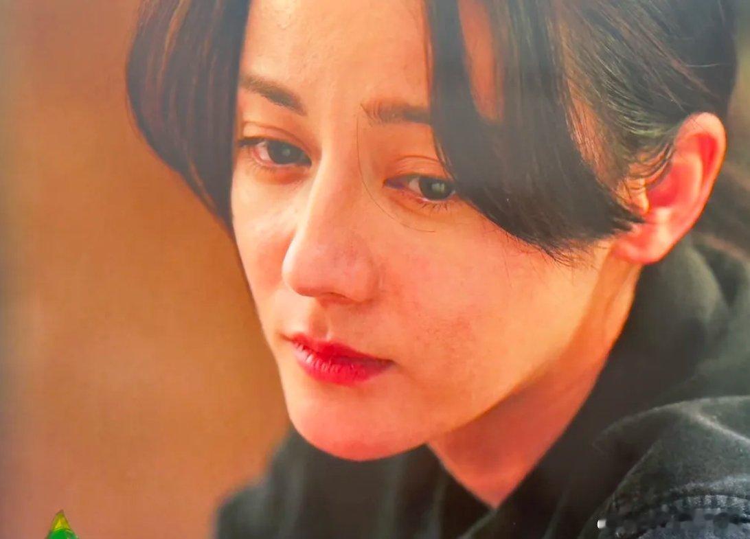 迪丽热巴新剧这也算是全素颜出演了吧，没加滤镜的电视剧看着就是真实和舒服！ ​​​