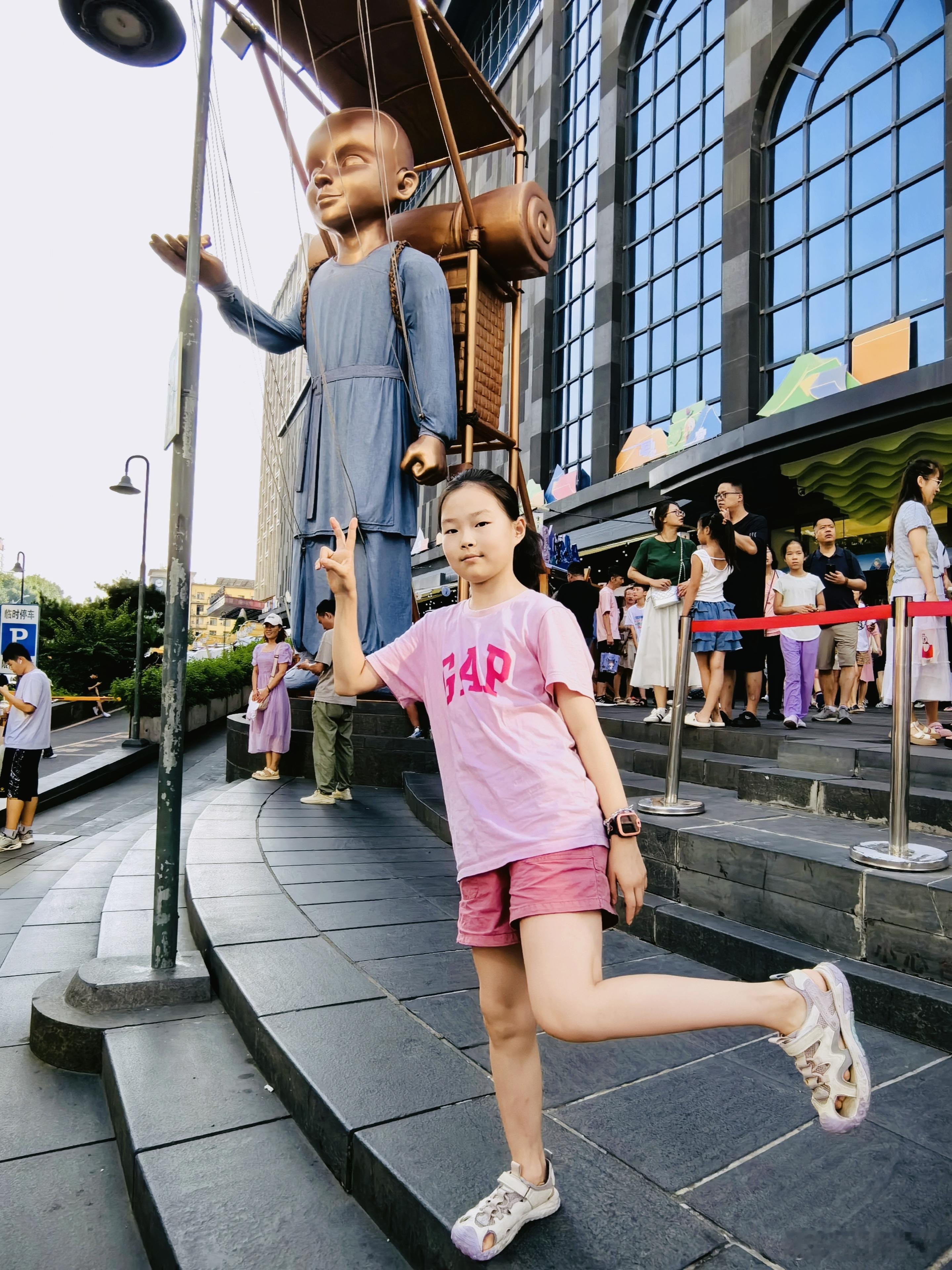 城市巡游记带娃随手拍 家的温暖，孩子的欢笑，旅行的意义在于陪伴。当远方的家人带着