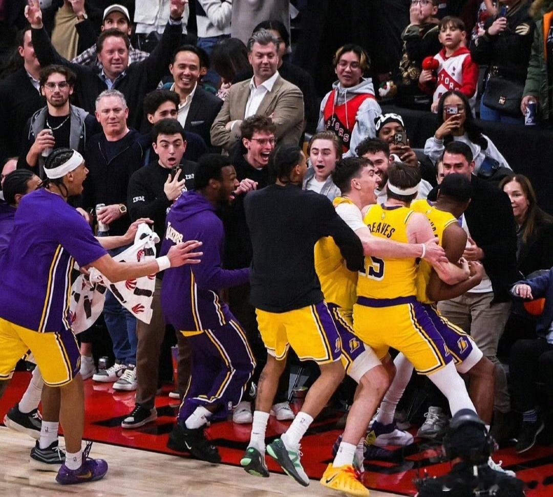 詹姆斯今天这一传！让詹密惋惜又激动！但却让詹黑趁虚而入！在今天湖人猛龙比赛最后时