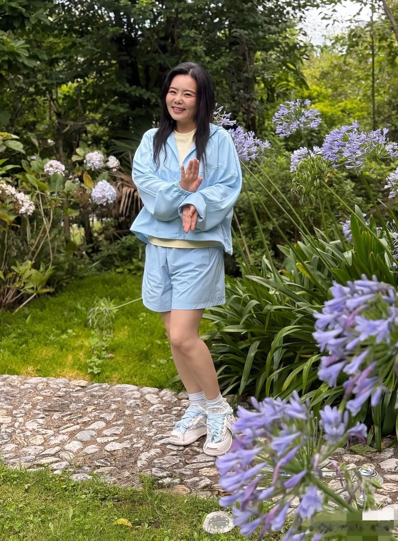 龚琳娜变得不神神叨叨了，龚琳娜离婚后真是越来越好，在云南生活的有滋有味，龚琳娜在