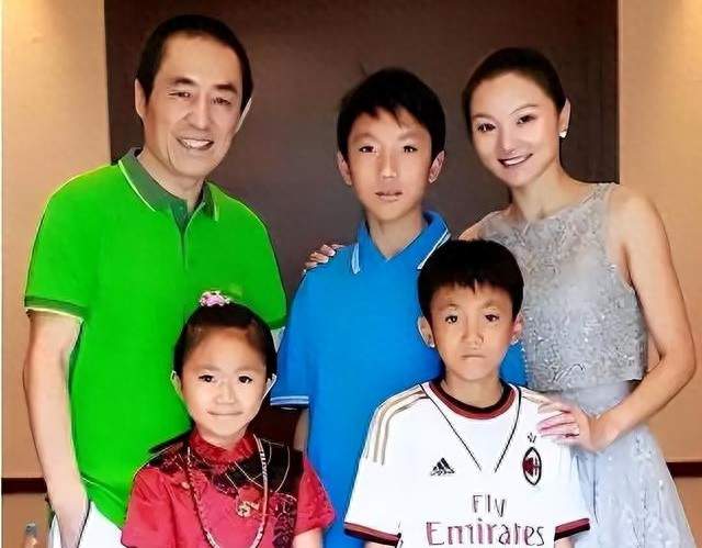 《19岁相识张艺谋，隐忍12年无名无分，如今3个孩子个个成才》