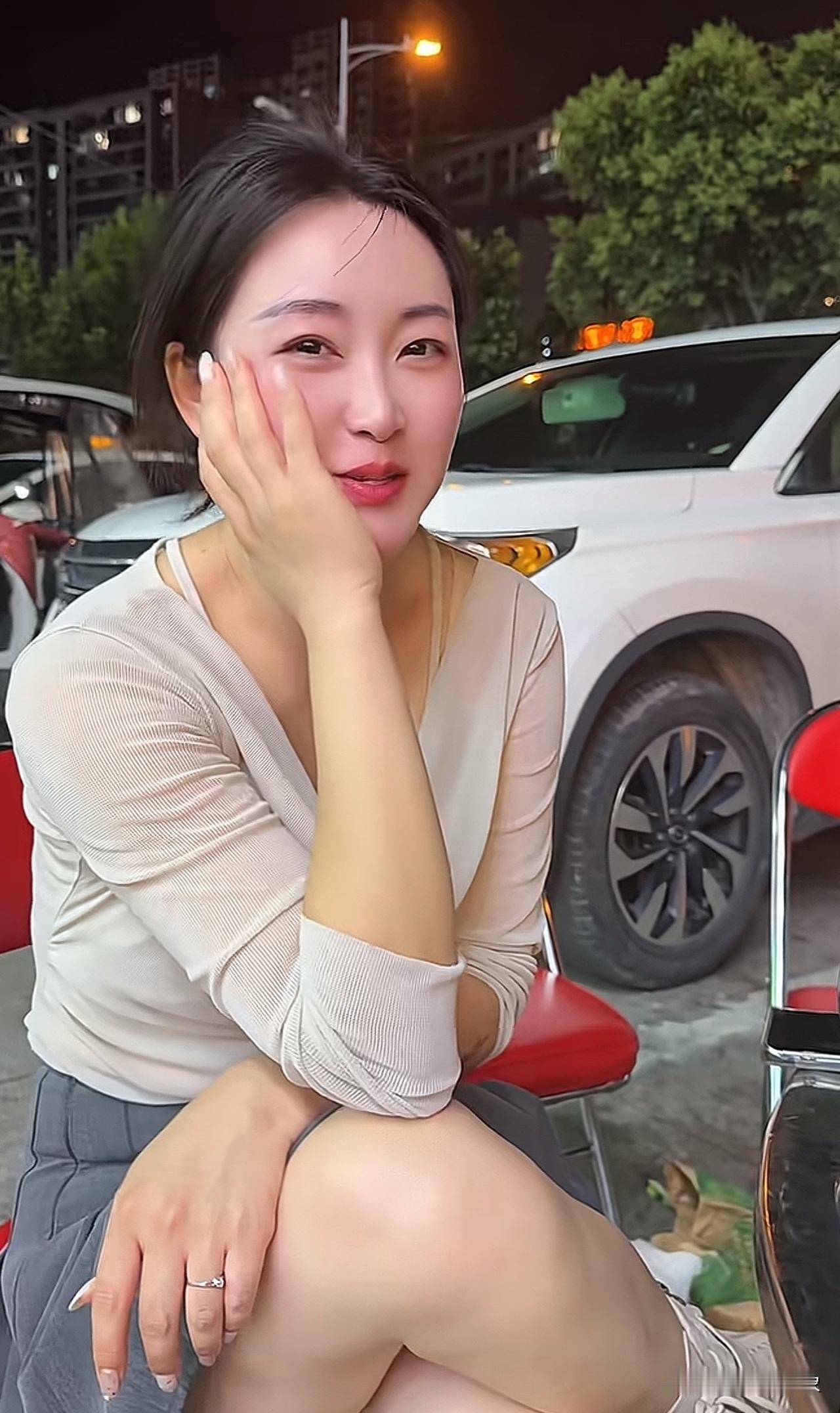 两杯酒下肚，有人又开始迷离了[笑哭]
