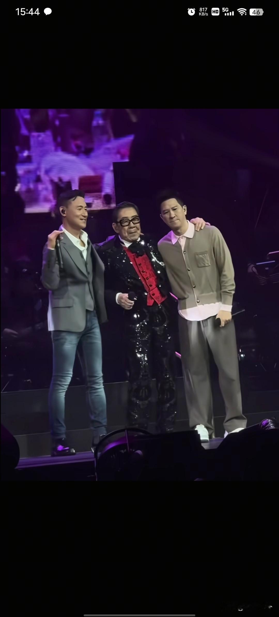 张学友张家辉两兄弟到场支持干爹胡枫香港演唱会，好暖心的一幕，港娱真的是人情味十足