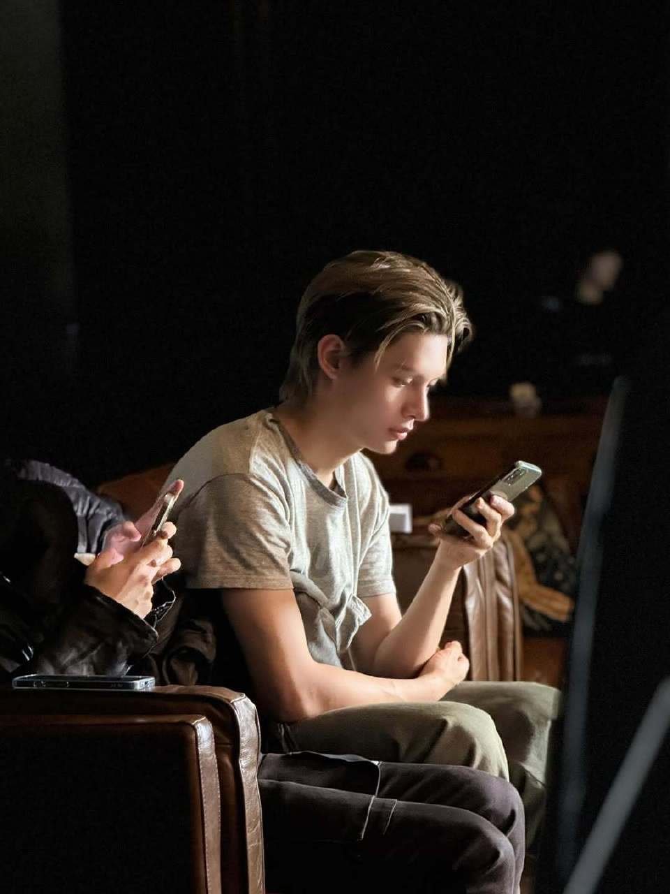 🦅 像冬天阳光透过玻璃照进壁炉的木柴上的感觉😳而且你真的在发光啊赵雨凡😭 