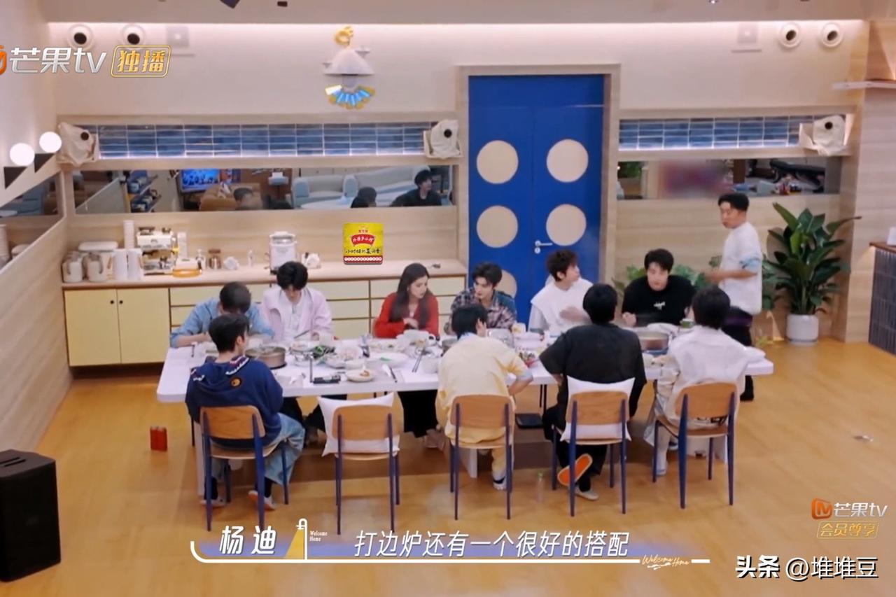 杨迪一脸神秘卖关子，悄悄安利独家吃法：“打边炉有个很好的搭配，那就是煲仔饭！”高