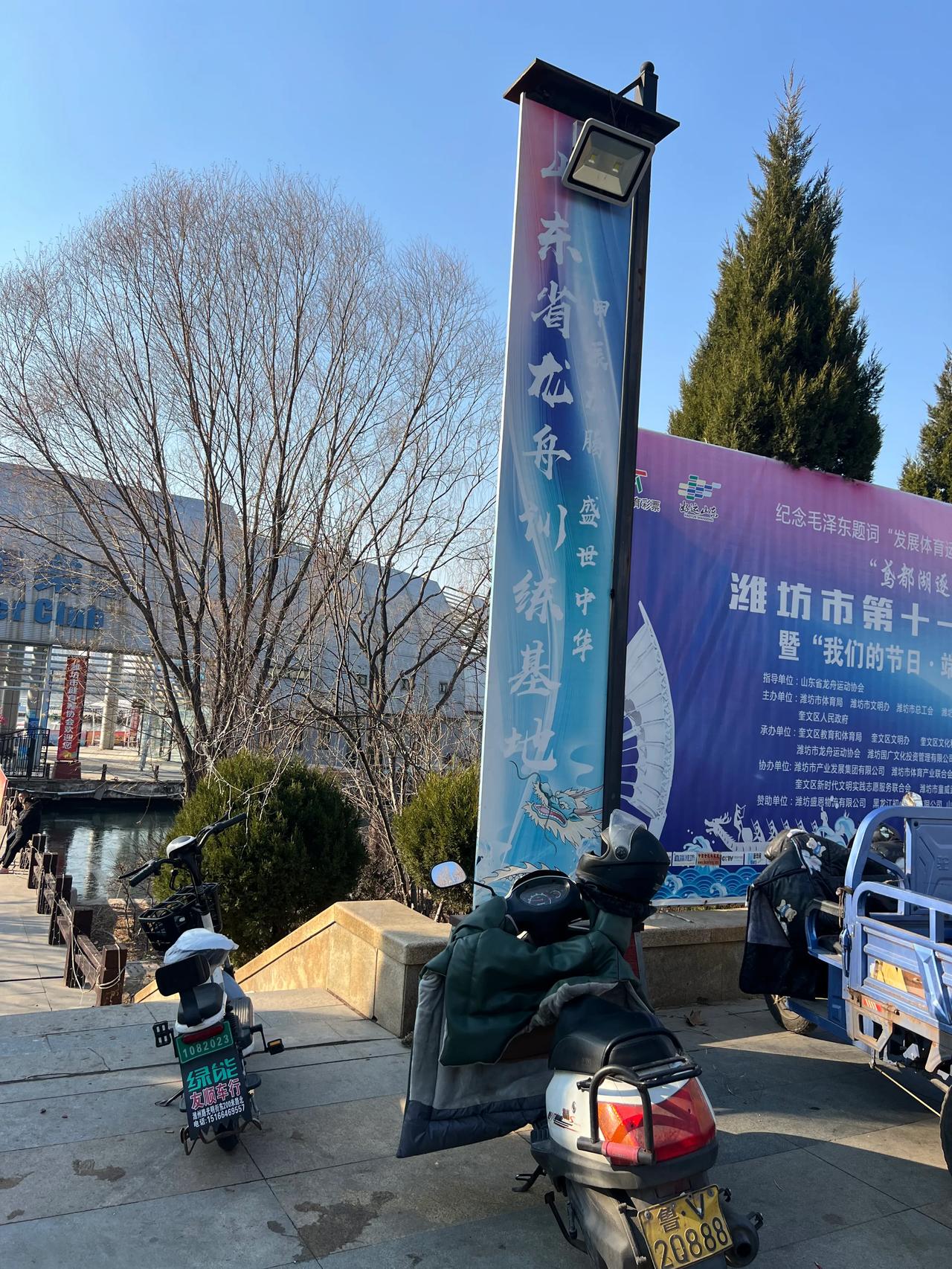 水上乐园已结冰
如今游人已成空
北风呼啸渐吹起
缕缕薄冰已成型