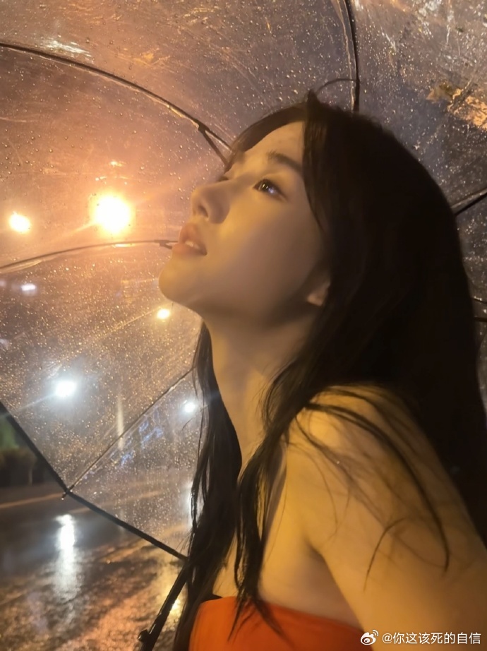 卢昱晓雨季要来了卢昱晓雨伞神图卢昱晓雨伞神图！雨季要来了~ 