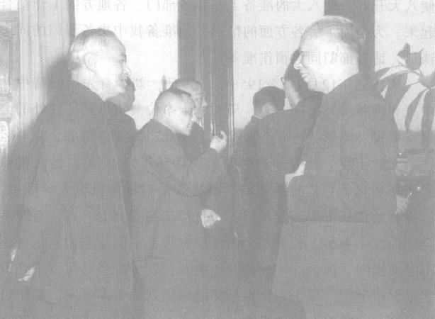 1956年3月，刘少奇同地质学家李四光交谈。