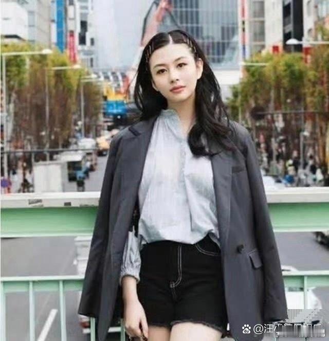 看到沈月模仿妈妈邱淑贞，画虎不成反犬，不像啊。 
