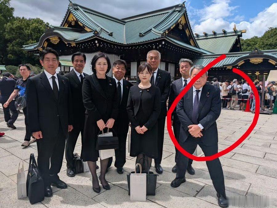 汉奸石平参拜靖国神社 汉奸石平8.15参拜靖国神厕，跪着的奴才，去哪里也是下等人