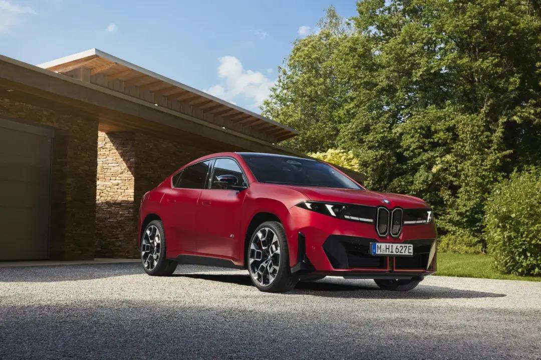 宝马全新纯电SUV iX4全新来袭，是品牌新款主力电动车型。全车标配M运动套件，
